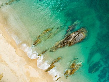 Hava manzaralı dalgalar kumlu kıyıya çarpar, yaz mevsimi arka planında deniz yüzeyi, deniz manzaralı dalga dokusu arkaplanı.