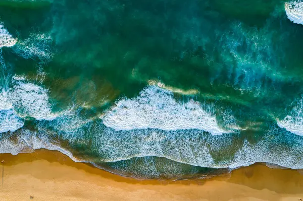 Hava manzaralı dalgalar kumlu kıyıya çarpar, yaz mevsimi arka planında deniz yüzeyi, deniz manzaralı dalga dokusu arkaplanı.