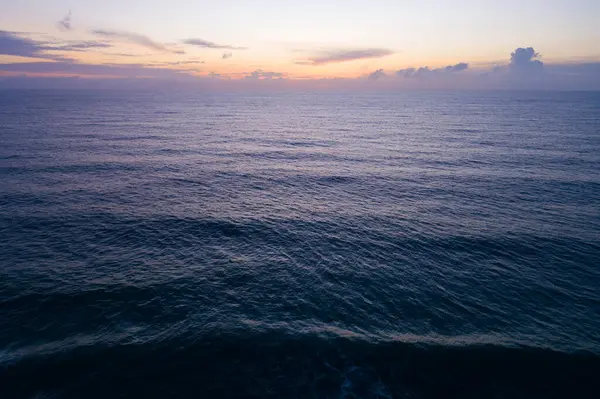 Hava manzaralı günbatımı gökyüzü, doğa güzel gün batımı ya da deniz üzerinde gün doğumu, çarpıcı dramatik günbatımı manzaralı gökyüzü inanılmaz bulutlar ve dalgalar deseni renkli gökyüzü bulutu arka planı.