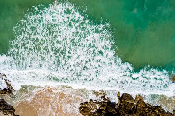 Hava manzaralı dalgalar kumlu kıyıya çarpar, yaz mevsimi arka planında deniz yüzeyi, deniz manzaralı dalga dokusu arkaplanı.