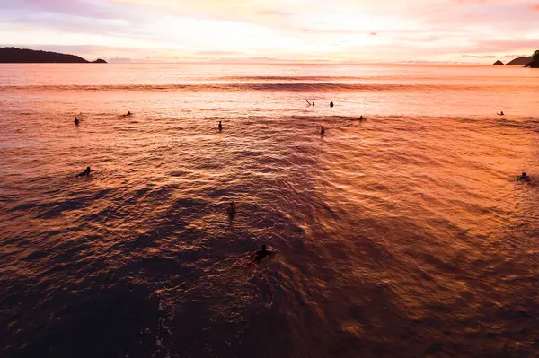 Hava manzaralı günbatımı gökyüzü, doğa güzel gün batımı ya da deniz üzerinde gün doğumu, çarpıcı dramatik günbatımı manzaralı gökyüzü inanılmaz bulutlar ve dalgalar deseni renkli gökyüzü bulutu arka planı.