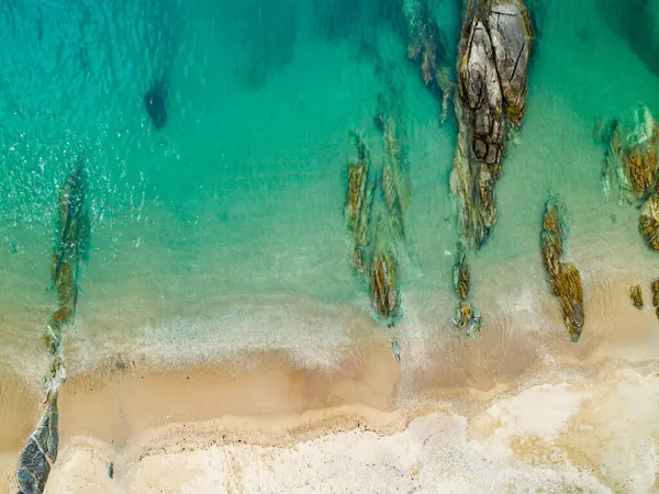Hava manzaralı dalgalar kumlu kıyıya çarpar, yaz mevsimi arka planında deniz yüzeyi, deniz manzaralı dalga dokusu arkaplanı.
