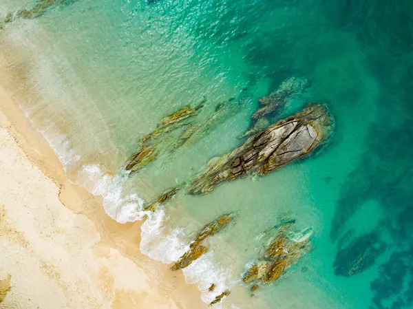 Hava manzaralı dalgalar kumlu kıyıya çarpar, yaz mevsimi arka planında deniz yüzeyi, deniz manzaralı dalga dokusu arkaplanı.