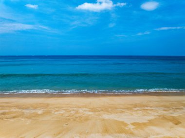 Tayland 'ın Phuket Adası' nda yağmur mevsiminde hava manzaralı deniz plajı
