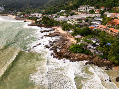 Tayland 'ın Phuket Adası' nda yağmur mevsiminde hava manzaralı deniz plajı