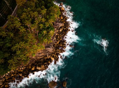 Üst görünüm deniz yüzeyi arka plan, kayaların üzerine düşen büyük dalgalar deniz manzarası arka plan