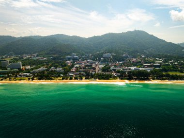 Tayland 'ın Phuket Adası' nda yağmur mevsiminde hava manzaralı deniz plajı