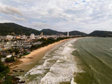 Tayland 'ın Phuket Adası' nda yağmur mevsiminde hava manzaralı deniz plajı