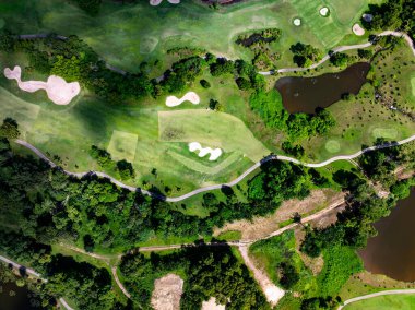 Güzel yeşil golf sahasının hava görüntüsü ve spor arka planı ve seyahat için yeşil üstten aşağı görüntü inanılmaz bir manzara