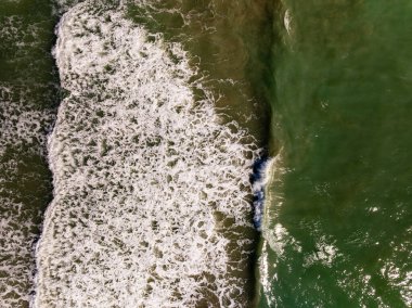 Tayland 'ın Phuket Adası' nda yağmur mevsiminde hava manzaralı deniz plajı