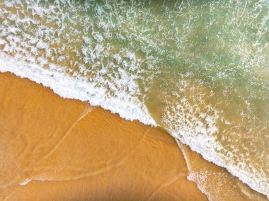 Tayland 'ın Phuket Adası' nda yağmur mevsiminde hava manzaralı deniz plajı