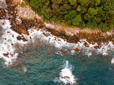 Tayland 'ın Phuket Adası' nda yağmur mevsiminde hava manzaralı deniz plajı