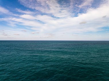 Tayland 'ın Phuket Adası' nda yağmur mevsiminde hava manzaralı deniz plajı