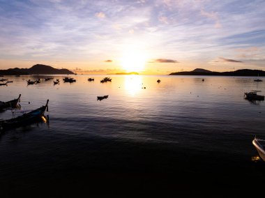 Hava manzaralı günbatımı gökyüzü, doğa güzel gün batımı ya da deniz üzerinde gün batımı, renkli manzara günbatımı gökyüzü arkaplanı, inanılmaz bulutlar ve gündoğumu gökyüzü ışığı arkaplanı