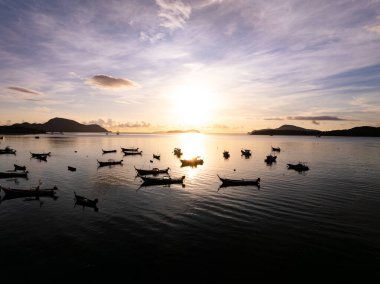 Hava manzaralı günbatımı gökyüzü, doğa güzel gün batımı ya da deniz üzerinde gün batımı, renkli manzara günbatımı gökyüzü arkaplanı, inanılmaz bulutlar ve gündoğumu gökyüzü ışığı arkaplanı