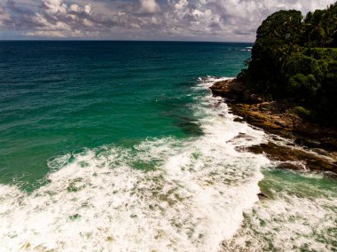 Tayland 'ın Phuket Adası' nda yağmur mevsiminde hava manzaralı deniz plajı