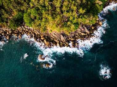Üst görünüm deniz yüzeyi arka plan, kayaların üzerine düşen büyük dalgalar deniz manzarası arka plan