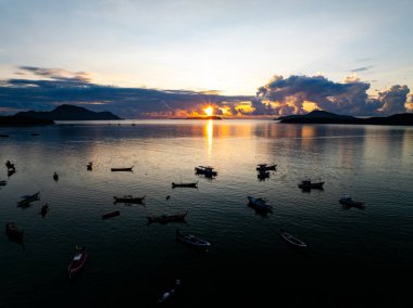 Hava manzaralı günbatımı gökyüzü, doğa güzel gün batımı ya da deniz üzerinde gün batımı, renkli manzara günbatımı gökyüzü arkaplanı, inanılmaz bulutlar ve gündoğumu gökyüzü ışığı arkaplanı