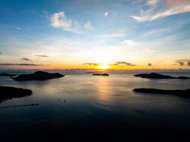 Hava manzaralı günbatımı gökyüzü, doğa güzel gün batımı ya da deniz üzerinde gün batımı, renkli manzara günbatımı gökyüzü arkaplanı, inanılmaz bulutlar ve gündoğumu gökyüzü ışığı arkaplanı