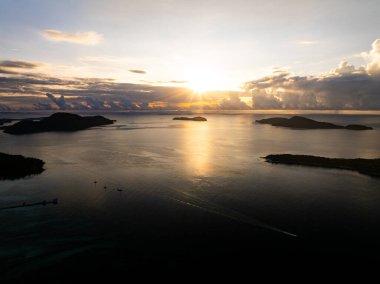 Hava manzaralı günbatımı gökyüzü, doğa güzel gün batımı ya da deniz üzerinde gün batımı, renkli manzara günbatımı gökyüzü arkaplanı, inanılmaz bulutlar ve gündoğumu gökyüzü ışığı arkaplanı
