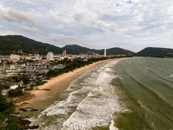 Tayland 'ın Phuket Adası' nda yağmur mevsiminde hava manzaralı deniz plajı