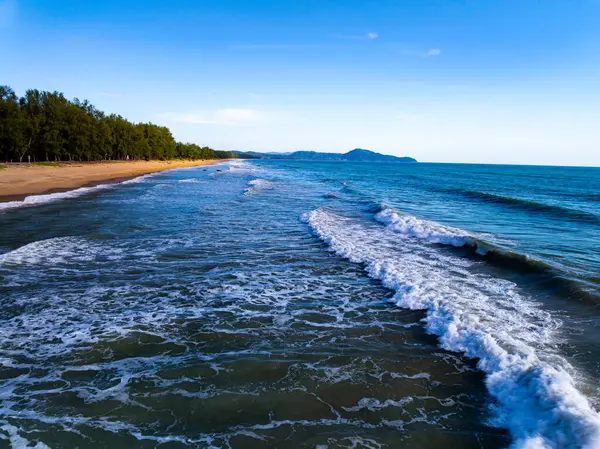 Tayland 'ın Phuket Adası' nda yağmur mevsiminde hava manzaralı deniz plajı