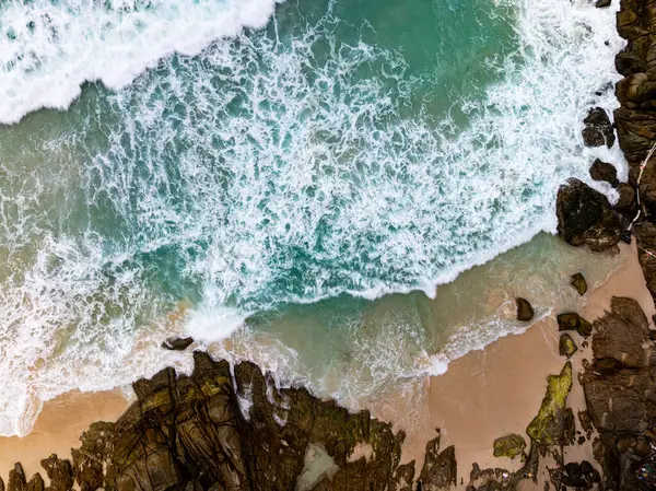 Tayland 'ın Phuket Adası' nda yağmur mevsiminde hava manzaralı deniz plajı