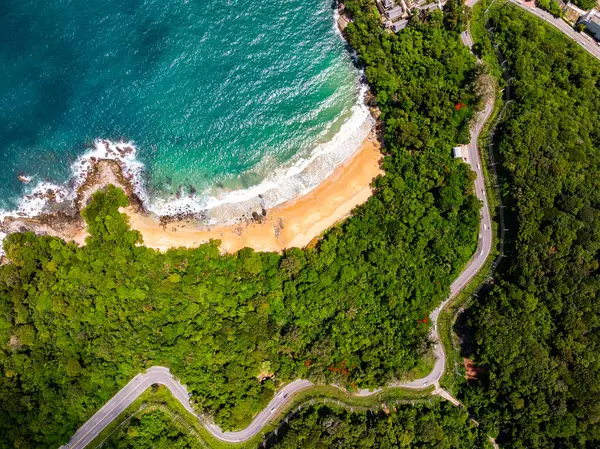 Tayland 'ın Phuket Adası' nda yağmur mevsiminde hava manzaralı deniz plajı