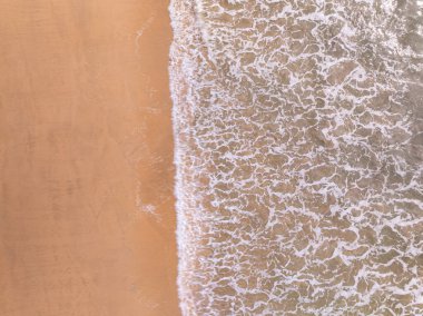 Kumlu sahile vuran dalgalar, yaz mevsiminde deniz manzaralı güzel dalgalar, inanılmaz plaj rengarenk su arka planı.