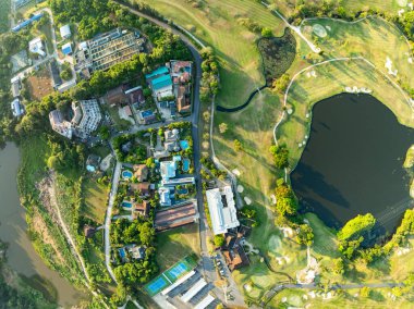 Yeşil golf sahasının havadan görüntüsü ve spor arka planı ve seyahat doğası arka planı için yukarıdan aşağıya yeşil görüntü.