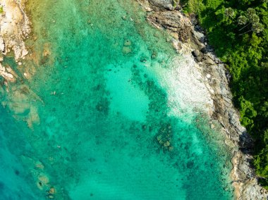 Tayland 'ın Phuket Adası' nda yaz mevsiminde havadan manzaralı deniz manzaralı.