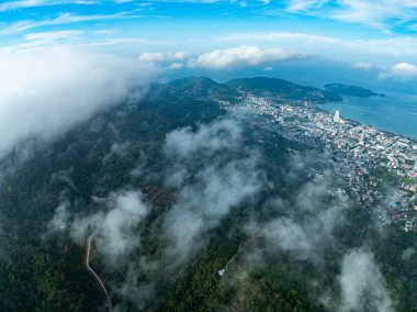Tayland 'daki Phuket Adası' nda yüksek açılı dağ ormanları