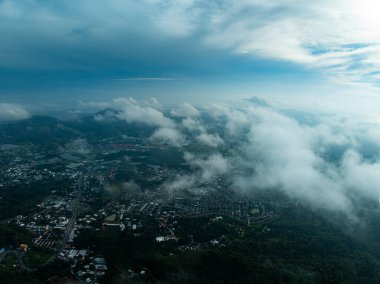 Tayland 'daki Phuket Adası' nda yüksek açılı dağ ormanları