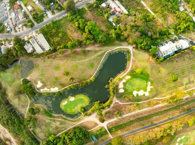 Yeşil golf sahasının havadan görüntüsü ve spor arka planı ve seyahat doğası arka planı için yukarıdan aşağıya yeşil görüntü.
