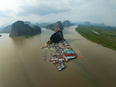 Phang Nga Tayland 'daki Panyee adasının havadan görünüşü, geniş açılı manzara yüzen köy, Koh Panyee balıkçı köyü, Tayland, Phang Nga' da
