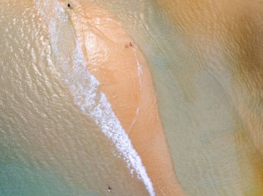 Kumlu sahile vuran dalgalar, yaz mevsiminde deniz manzaralı güzel dalgalar, inanılmaz plaj rengarenk su arka planı.