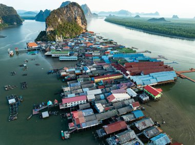Phang Nga Tayland 'daki Panyee adasının havadan görünüşü, geniş açılı manzara yüzen köy, Koh Panyee balıkçı köyü, Tayland, Phang Nga' da