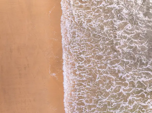 Kumlu sahile vuran dalgalar, yaz mevsiminde deniz manzaralı güzel dalgalar, inanılmaz plaj rengarenk su arka planı.