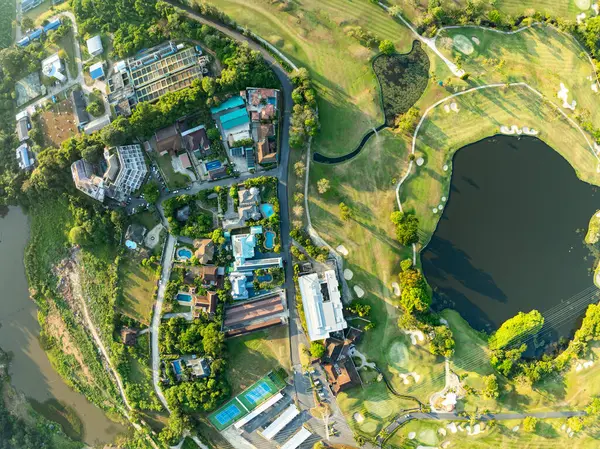 Yeşil golf sahasının havadan görüntüsü ve spor arka planı ve seyahat doğası arka planı için yukarıdan aşağıya yeşil görüntü.