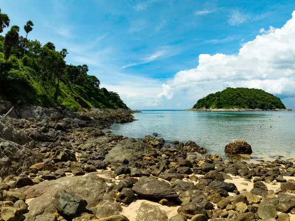 Tayland 'ın Phuket Adası' nda yaz mevsiminde havadan manzaralı deniz manzaralı.