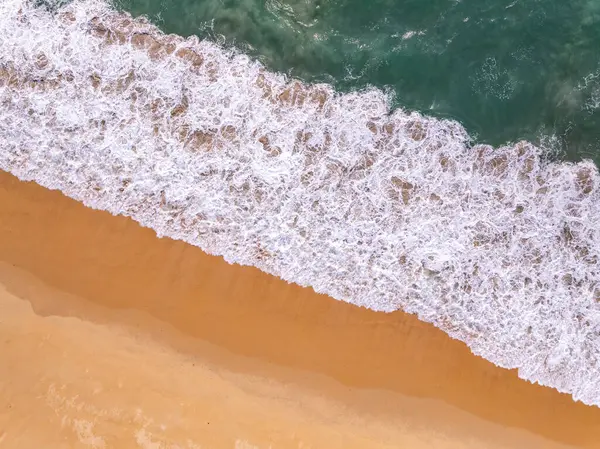 Kumlu sahile vuran dalgalar, yaz mevsiminde deniz manzaralı güzel dalgalar, inanılmaz plaj rengarenk su arka planı.