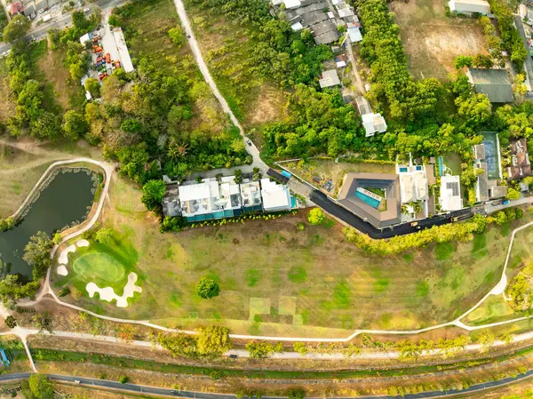 Yeşil golf sahasının havadan görüntüsü ve spor arka planı ve seyahat doğası arka planı için yukarıdan aşağıya yeşil görüntü.