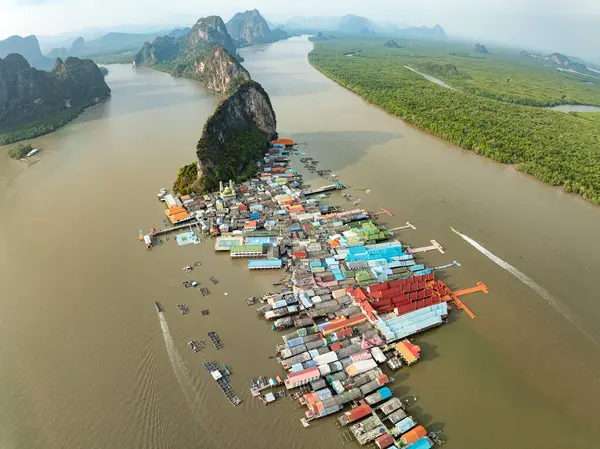 Phang Nga Tayland 'daki Panyee adasının havadan görünüşü, geniş açılı manzara yüzen köy, Koh Panyee balıkçı köyü, Tayland, Phang Nga' da