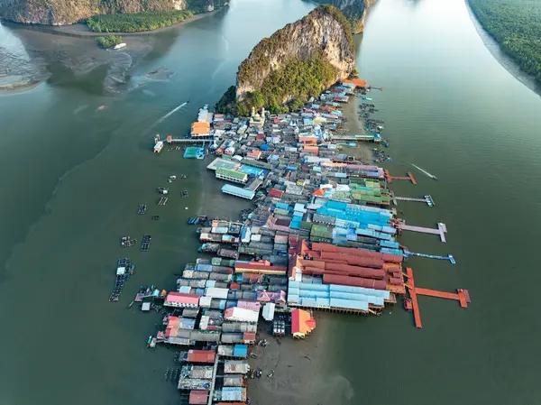 Phang Nga Tayland 'daki Panyee adasının havadan görünüşü, geniş açılı manzara yüzen köy, Koh Panyee balıkçı köyü, Tayland, Phang Nga' da