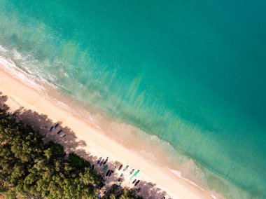 Yaz mevsiminde en tepedeki kumsal