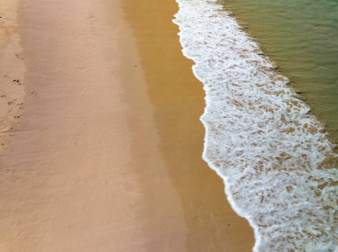 Yaz mevsiminde en tepedeki kumsal