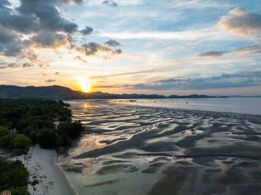 Drone görünümü rengarenk gün batımı ya da deniz üzerinde gün doğumu gökyüzü