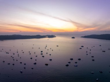 Drone görünümü rengarenk gün batımı ya da deniz üzerinde gün doğumu gökyüzü