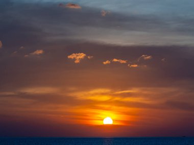Drone görünümü rengarenk gün batımı ya da deniz üzerinde gün doğumu gökyüzü