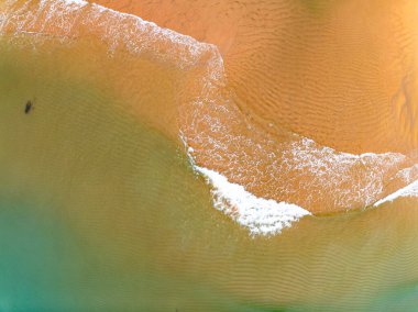 Yaz mevsiminde en tepedeki kumsal